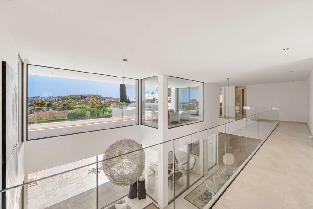 Panoramisch zicht van nieuwbouw villa in Marbella in Spanje, gelegen aan de  Costa del Sol-West