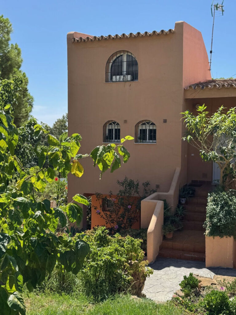 Vooraanzicht van appartement in Estepona in Spanje, gelegen aan de  Costa del Sol-West