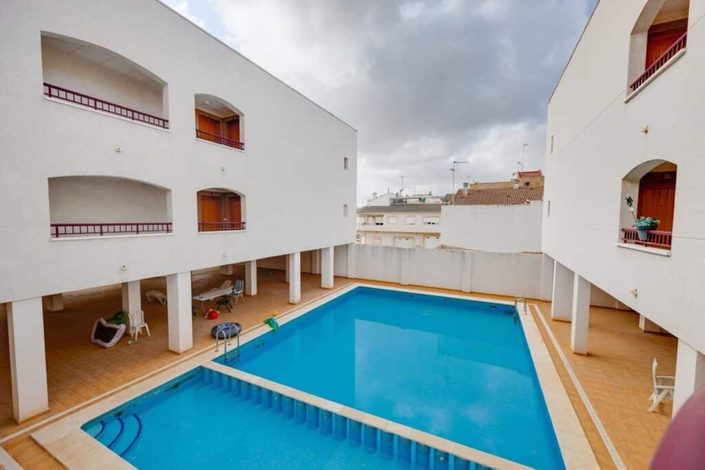 Gemeenschappelijk zwembad van in San Fulgencio in Spanje, gelegen aan de  Costa Blanca-Zuid