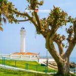 Zicht op een vuurtoren aan de kust in Spanje