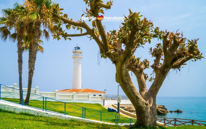 Zicht op een vuurtoren aan de kust in Spanje