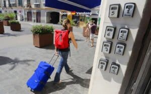 Toeriste met trolley in een straat van Malaga