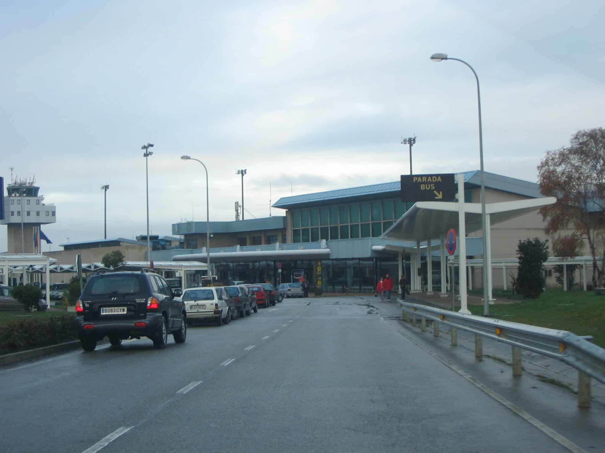 Oprijlaaan naar de luchthaven van Asturias
