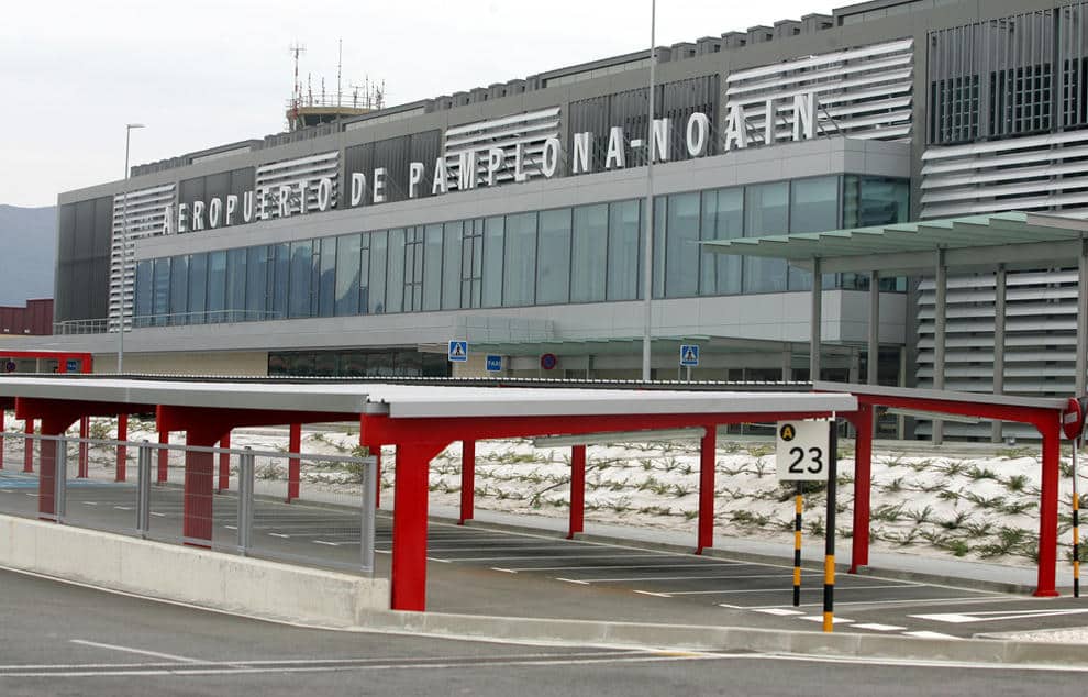 Vooraanzicht luchthavengebouw Pamplona Airport