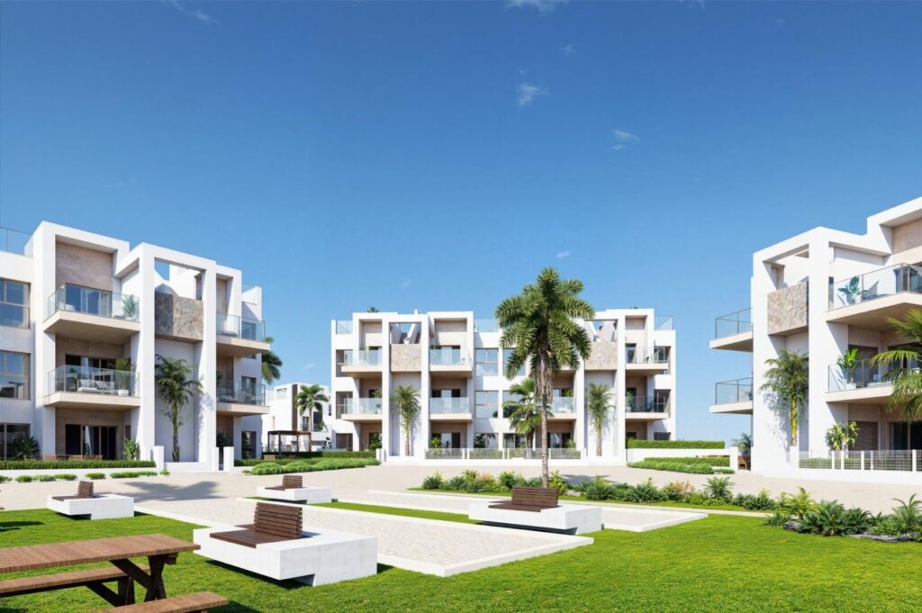 Gemeenschappelijke tuin en vooraanzicht van nieuwbouw appartement in Los Alcazares in Spanje, gelegen aan de  Costa Cálida