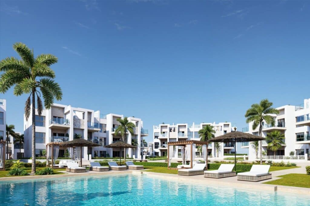 Gemeenschappelijk zwembad en vooraanzicht van nieuwbouw appartement in Los Alcazares in Spanje, gelegen aan de  Costa Cálida
