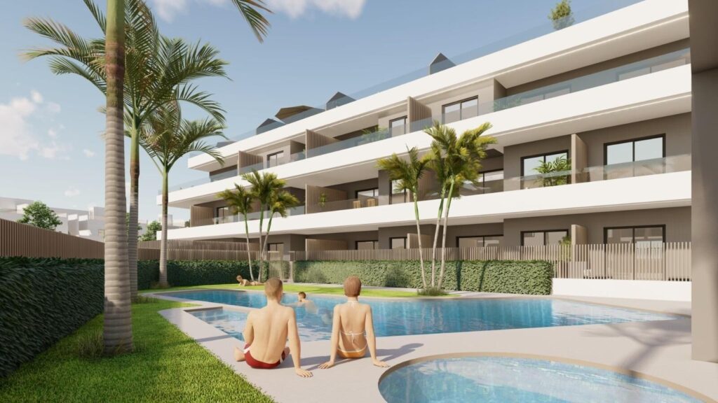 Gemeenschappelijk zwembad en vooraanzicht van nieuwbouw appartement in Pilar De La Horadada in Spanje, gelegen aan de  Costa Blanca-Zuid