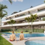 Gemeenschappelijk zwembad en vooraanzicht van nieuwbouw appartement in Pilar De La Horadada in Spanje, gelegen aan de  Costa Blanca-Zuid