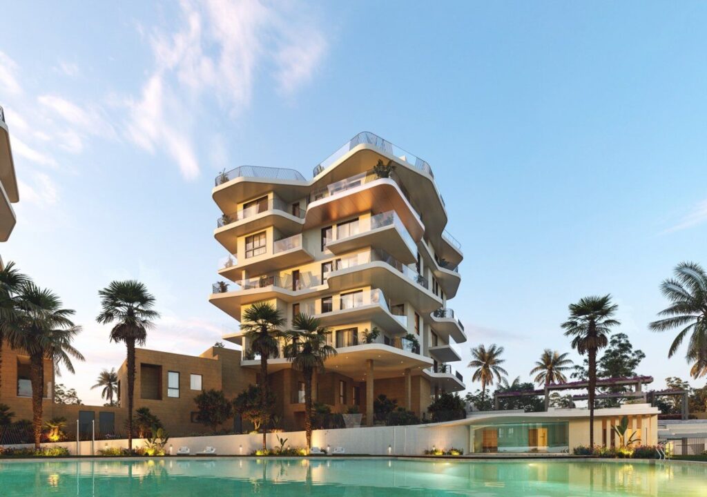 Gemeenschappelijk zwembad en vooraanzicht van nieuwbouw appartement in Villajoyosa in Spanje, gelegen aan de  Costa Blanca-Noord
