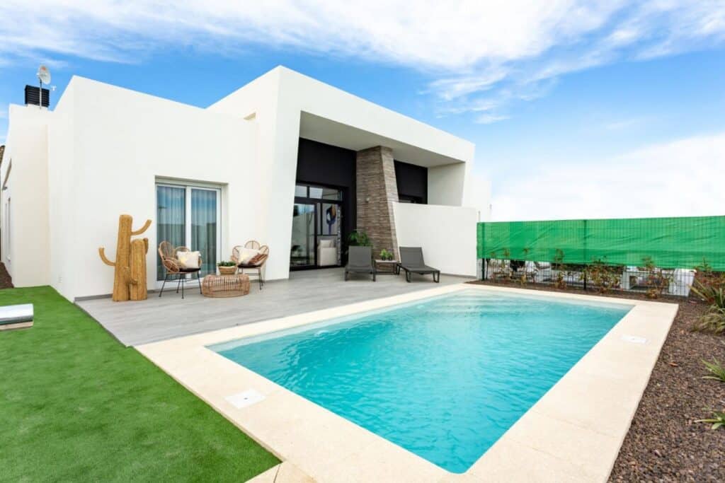Terras en zwembad van in Algorfa in Spanje, gelegen aan de  Costa Blanca-Zuid