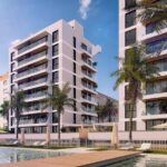 Gemeenschappelijk zwembad en vooraanzicht van nieuwbouw appartement in Guardamar Del Segura in Spanje, gelegen aan de  Costa Blanca-Zuid