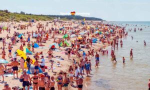 Veel toeristen op een strand aan de Middelandse Zee
