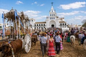 Spaanse pelgrimstocht naar de kerk voor de Romeria del Rocio