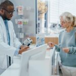 Een dame die medicijnen koopt in een apotheek.