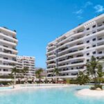 Gemeenschappelijk zwembad van nieuwbouw appartement in Villajoyosa in Spanje, gelegen aan de  Costa Blanca-Noord