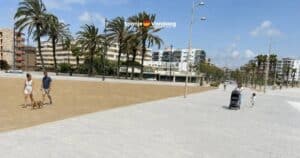 Mensen op de nieuwe wandelboulevard in La Pineda