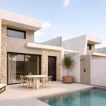 Terras en zwembad van nieuwbouw villa in Los Alcazares in Spanje, gelegen aan de  Costa Cálida