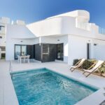 Terras en zwembad van nieuwbouw villa in Torrevieja in Spanje, gelegen aan de  Costa Blanca-Zuid