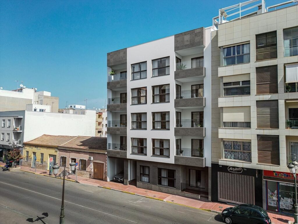 Vooraanzicht van nieuwbouw appartement in Guardamar Del Segura in Spanje, gelegen aan de  Costa Blanca-Zuid
