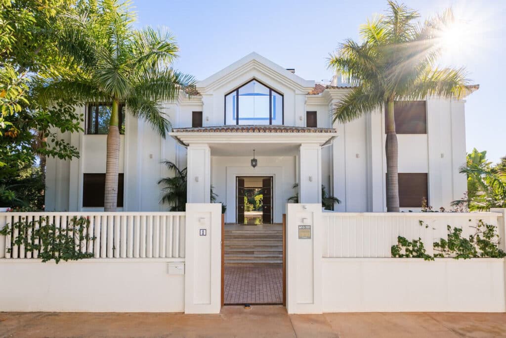 Vooraanzicht van villa in San Pedro Alcantara in Spanje, gelegen aan de  Costa del Sol-West