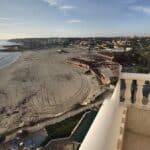 Vanaf balkon zicht op het strand van Orihuela-Costa