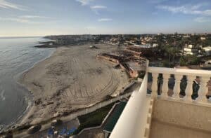 Vanaf balkon zicht op het strand van Orihuela-Costa