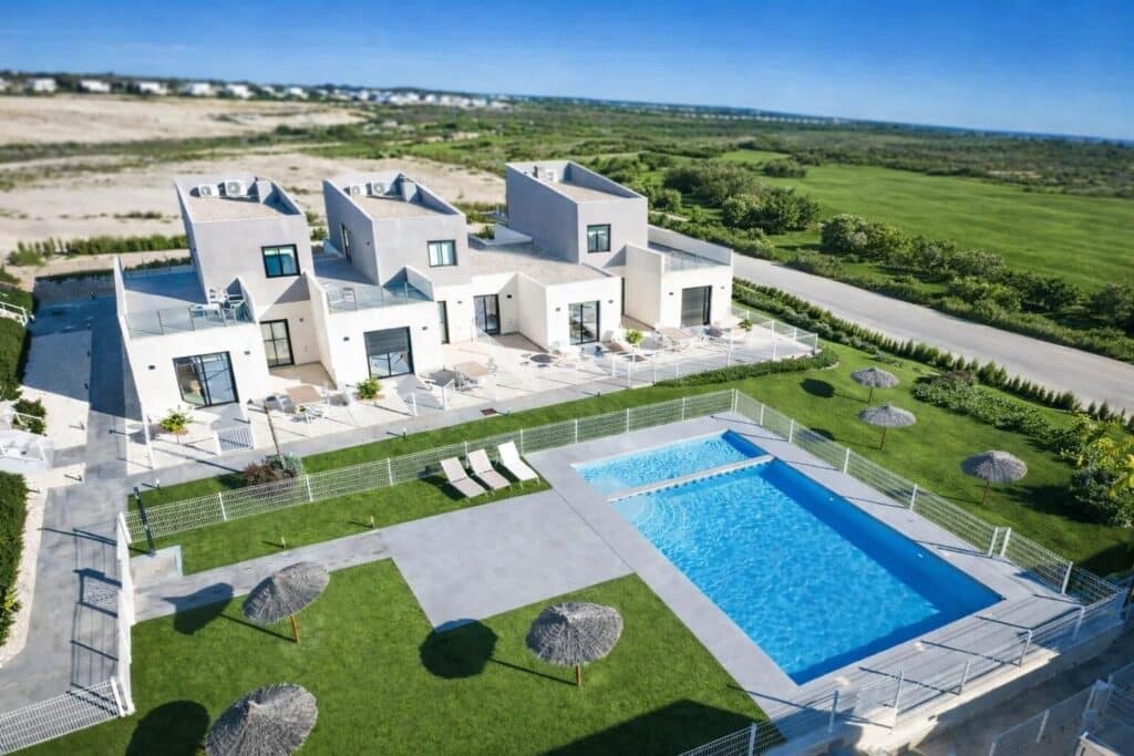 Luchtfoto van nieuwbouw huis in Baños Y Mendigo in Spanje, gelegen aan de  Costa Cálida