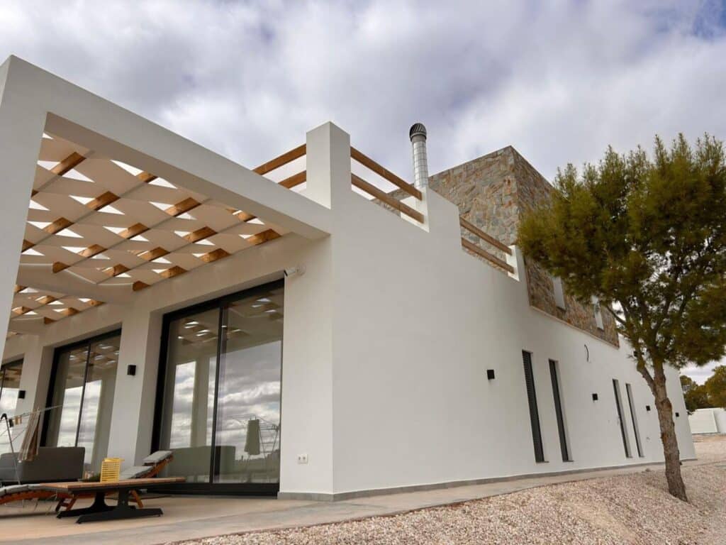 Vooraanzicht van nieuwbouw villa in Pinoso in Spanje, gelegen aan de  Costa Blanca-Zuid