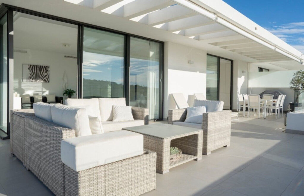 Terras van appartement in Benahavis in Spanje, gelegen aan de  Costa del Sol-West