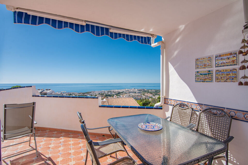 Zeezicht en terras van appartement in Nerja in Spanje, gelegen aan de  Costa del Sol-Oost