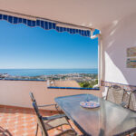 Zeezicht en terras van appartement in Nerja in Spanje, gelegen aan de  Costa del Sol-Oost