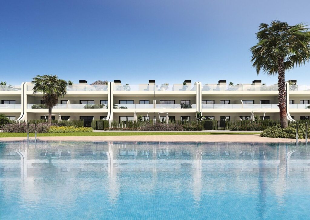 Gemeenschappelijk zwembad van in La Manga Del Mar Menor in Spanje, gelegen aan de  Costa Cálida