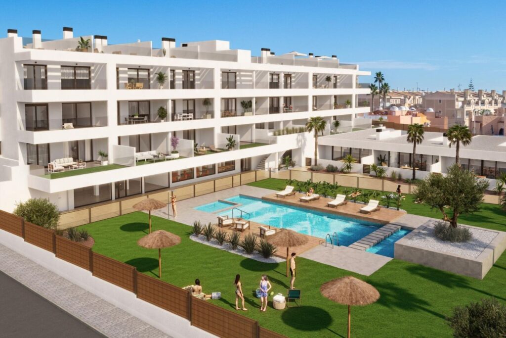 Gemeenschappelijk zwembad en vooraanzicht van nieuwbouw appartement in Torrevieja in Spanje, gelegen aan de  Costa Blanca-Zuid