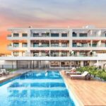 Gemeenschappelijk zwembad van nieuwbouw appartement in Torrevieja in Spanje, gelegen aan de  Costa Blanca-Zuid