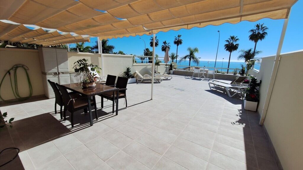 Zeezicht en terras van appartement in Nerja in Spanje, gelegen aan de  Costa del Sol-Oost