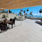 Zeezicht en terras van appartement in Nerja in Spanje, gelegen aan de  Costa del Sol-Oost