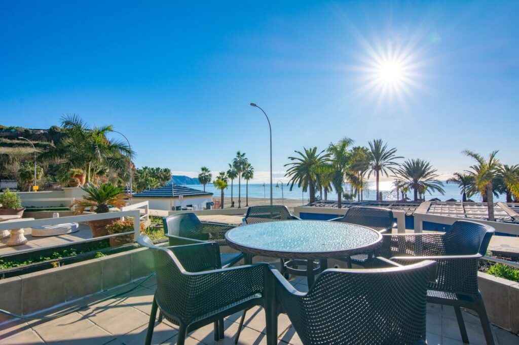 Zeezicht en terras van appartement in Nerja in Spanje, gelegen aan de  Costa del Sol-Oost