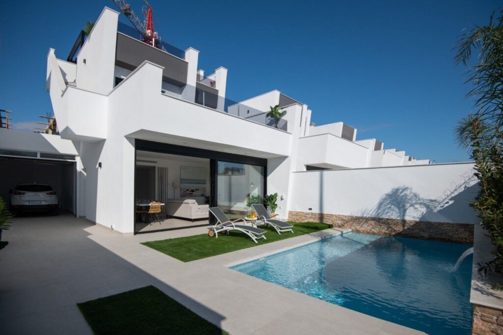 Terras en zwembad van nieuwbouw huis in San Javier in Spanje, gelegen aan de  Costa Cálida