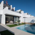 Terras en zwembad van nieuwbouw huis in San Javier in Spanje, gelegen aan de  Costa Cálida