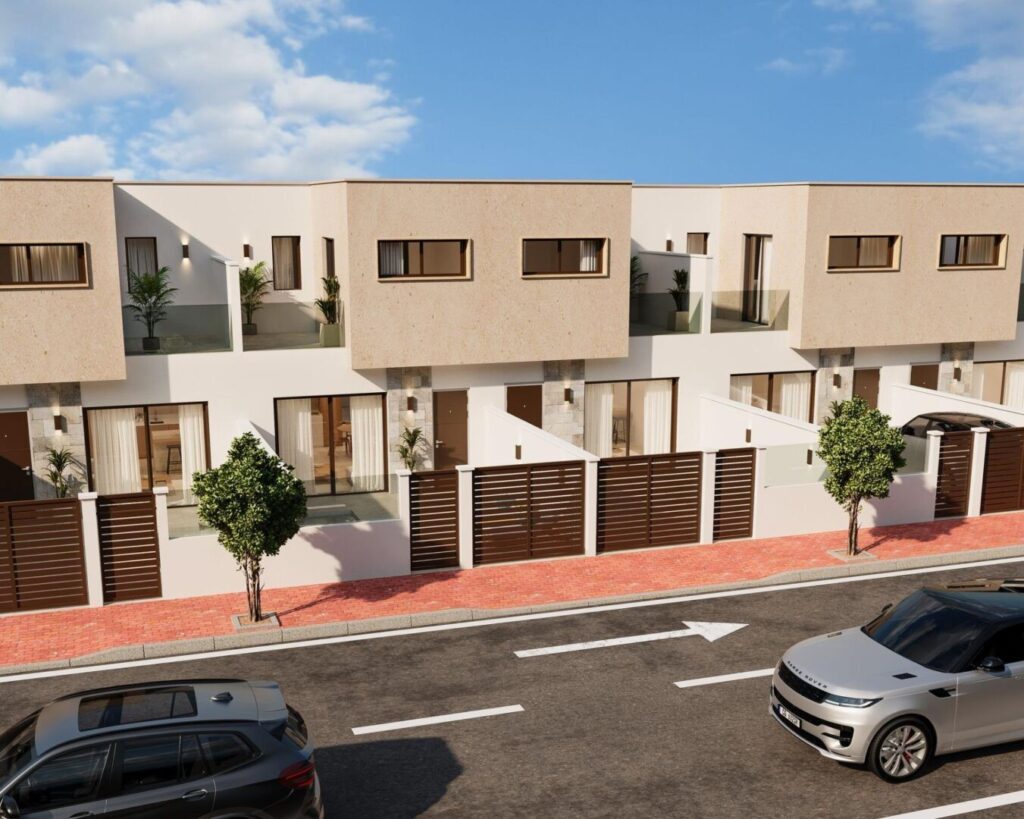 Vooraanzicht van nieuwbouw huis in Torre-Pacheco in Spanje, gelegen aan de  Costa Cálida