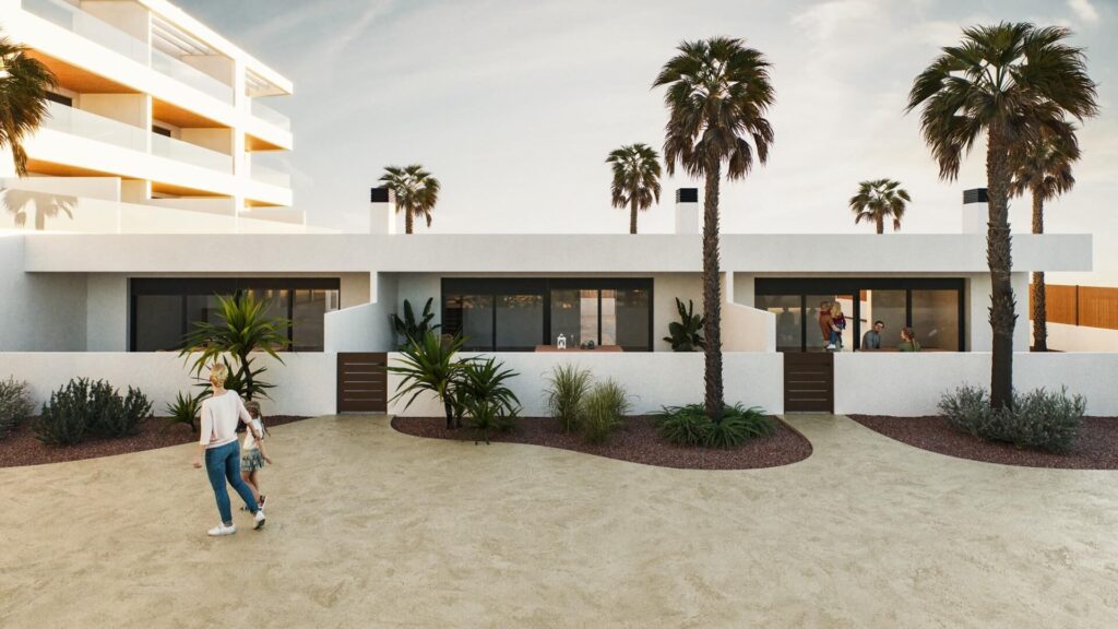 Vooraanzicht van nieuwbouw huis in Torrevieja in Spanje, gelegen aan de  Costa Blanca-Zuid