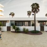 Vooraanzicht van nieuwbouw huis in Torrevieja in Spanje, gelegen aan de  Costa Blanca-Zuid