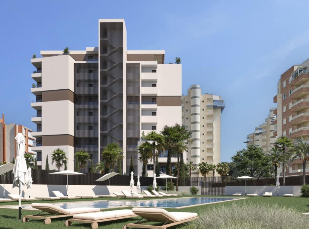 Gemeenschappelijk zwembad en vooraanzicht van in Guardamar Del Segura in Spanje, gelegen aan de  Costa Blanca-Zuid