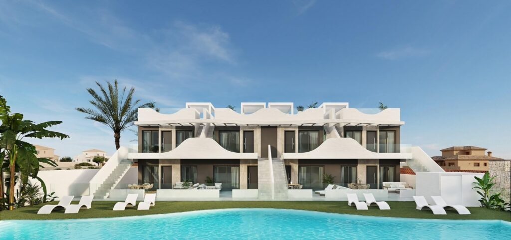 Gemeenschappelijk zwembad en vooraanzicht van in Pilar De La Horadada in Spanje, gelegen aan de  Costa Blanca-Zuid