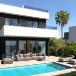 Zwembad en vooraanzicht van nieuwbouw villa in Ciudad Quesada in Spanje, gelegen aan de  Costa Blanca-Zuid