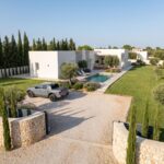 Vooraanzicht van nieuwbouw villa in La Romana in Spanje, gelegen aan de  Costa Blanca-Zuid