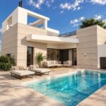 Terras en zwembad van nieuwbouw villa in Torrevieja in Spanje, gelegen aan de  Costa Blanca-Zuid