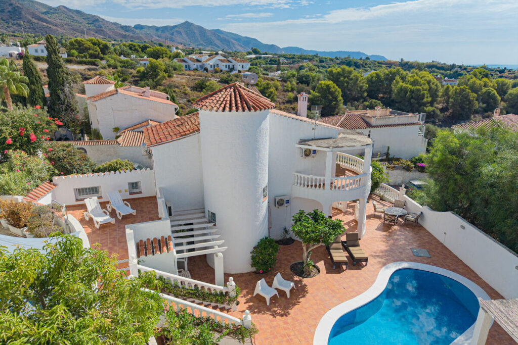 Luchtfoto van villa in Nerja in Spanje, gelegen aan de  Costa del Sol-Oost