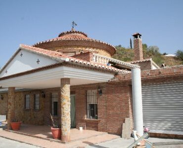 Resale Villa Te koop in Sedella in Spanje, gelegen aan de Costa del Sol-Oost