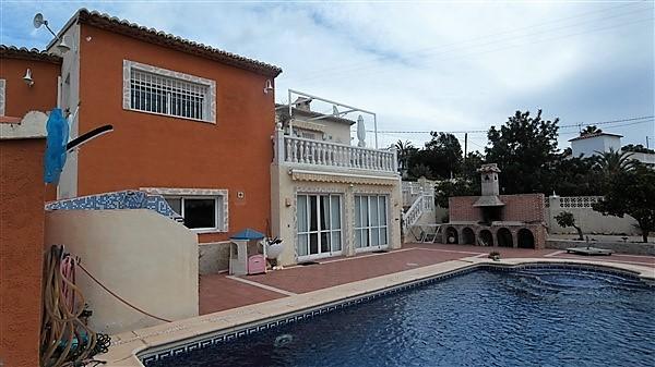 Zicht op terras met zwembad van Villa Te koop in Calpe in Spanje, gelegen aan de Costa Blanca-Noord